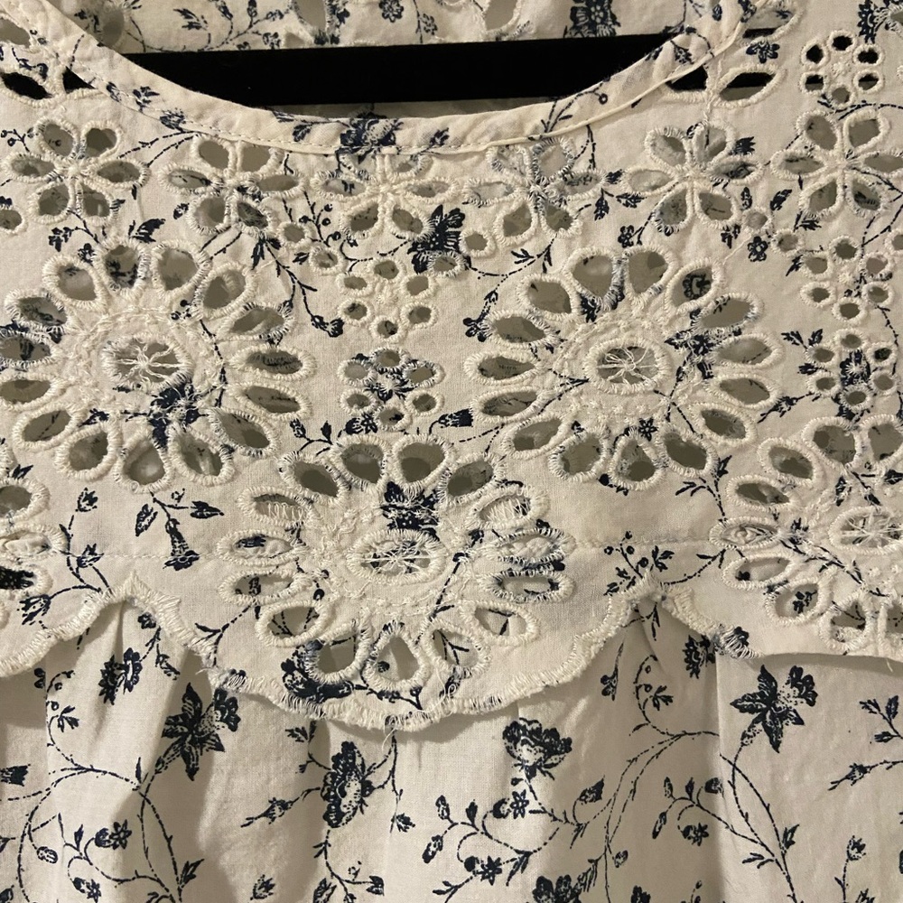 Gap White/Blue Floral Print Top with Embroidery-3/4 Sleeves Size Medium - Picture 2 of 9